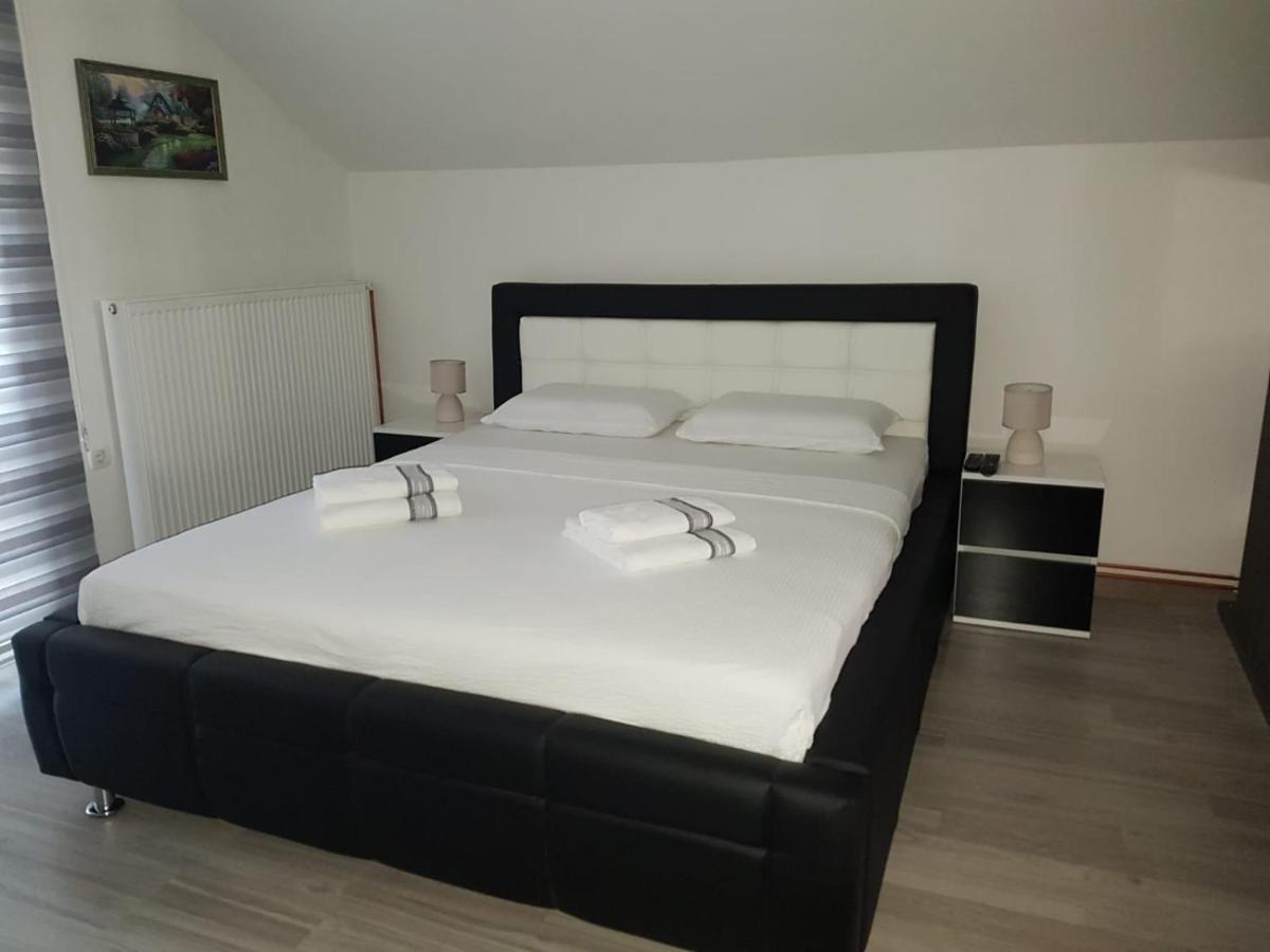 Apartmani Brigita Korenica Exteriör bild