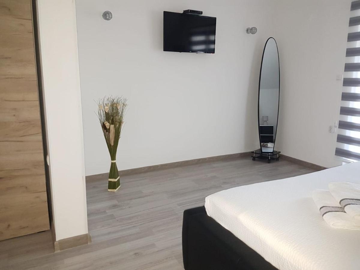 Apartmani Brigita Korenica Exteriör bild