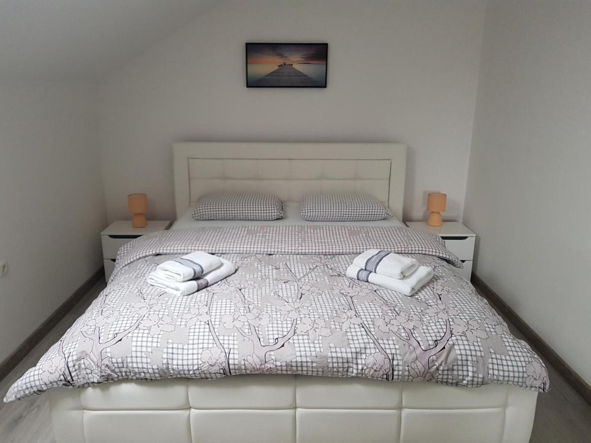 Apartmani Brigita Korenica Exteriör bild
